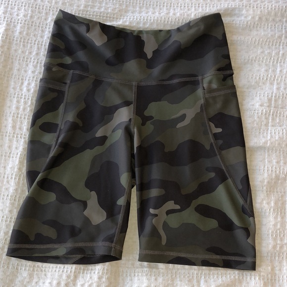 Old Navy Camo High-Waisted PowerSoft Side-Pocket Biker Shorts -- 8-inch inseam - Picture 4 of 7